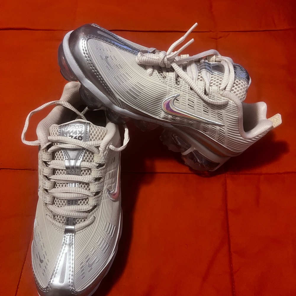 Never worn!!
No box